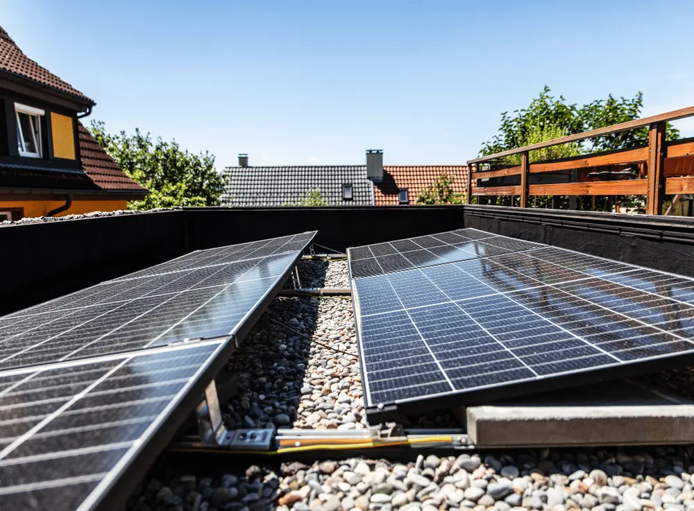 Flat roof solar panel installation with ballasted mounting